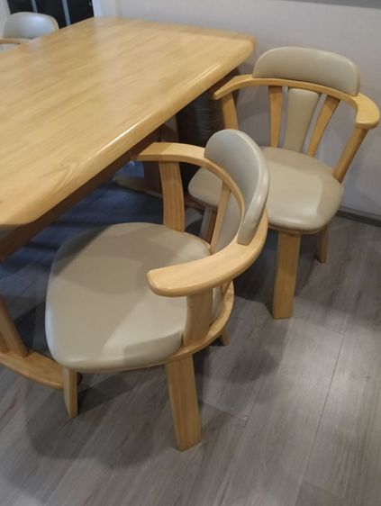 ขายชุดโต๊ะอาหารไม้จริงขนาด 135 cm x 80 cm สูง 75 cm พร้อมเก้าอี้หมุนได้ 4 ตัว สภาพ 95 เปอร์เซ็นต์