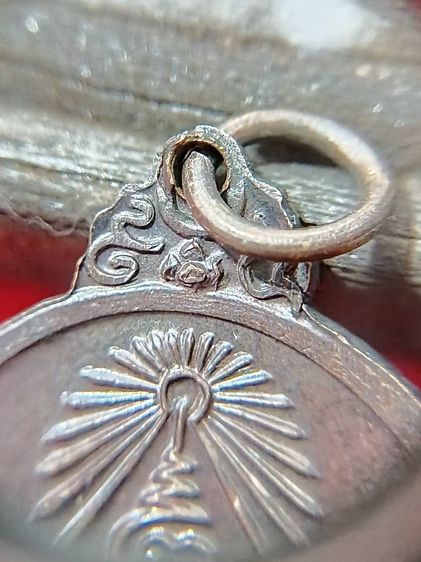 เหรียญกลมหลังพุทโธ หรือ รุ่นร่มโพธิ์ " หลวงปู่แหวน สุจิณฺโณ วัดดอยแม่ปั๋ง อ.พร้าว จ.เชียงใหม่ จัดสร้างในปี พศ.2521 หายาก รูปที่ 3