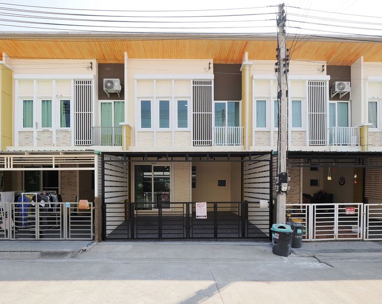 ขายทาวน์เฮ้าส์ 2 ชั้น โกลเด้นทาวน์ โครงการ2 พระราม2-พันท้ายนรสิงห์ ขนาด 19.2 ตรว. 4 ห้องนอน 2 ห้องน้ำ ขาย 1.99ล้าน