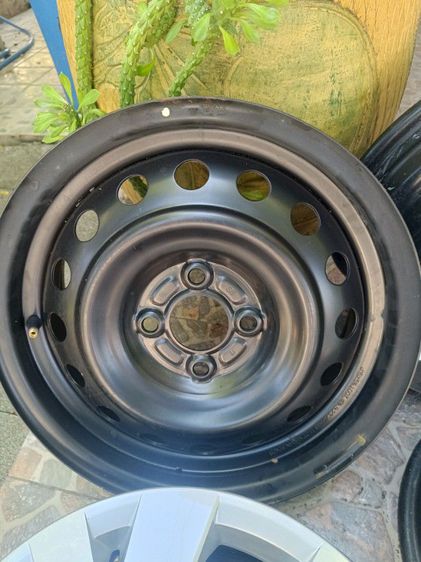 ล้อกะทะมีฝาครอบ รถเก๋งนิสสัน รูปที่ 2