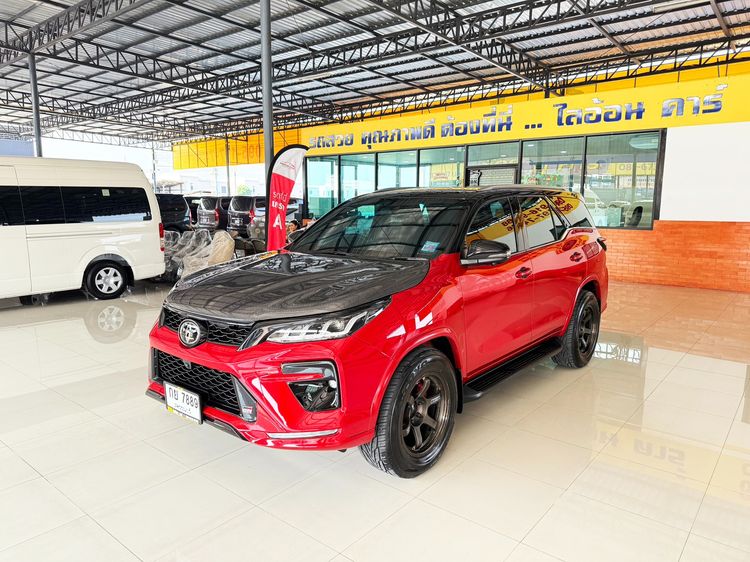 รถ Toyota Fortuner 2.8 GR Sport Black Top 4WD สี แดง