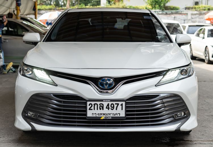 รถ Toyota Camry 2.5 HV Premium สี ขาว