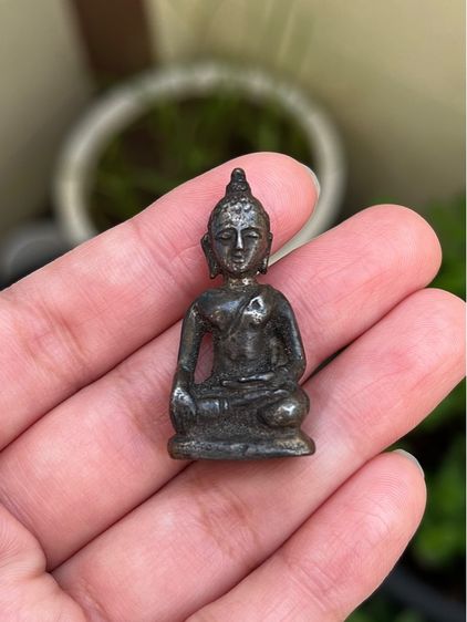 พระบูชาขนาดห้อยคอ สิงห์หนึ่งเชียงแสน เนื้.อสัมฤทธิ์แก่เงิน ศิลปะสวยมาก (ขนาดกว้าง 2 cm. สูง 4 cm.)