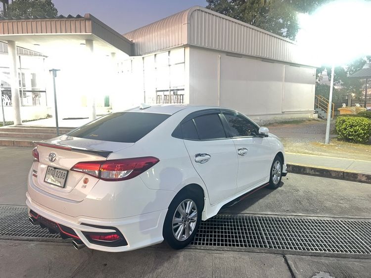 รถ Toyota Yaris ATIV 1.2 E สี ขาว