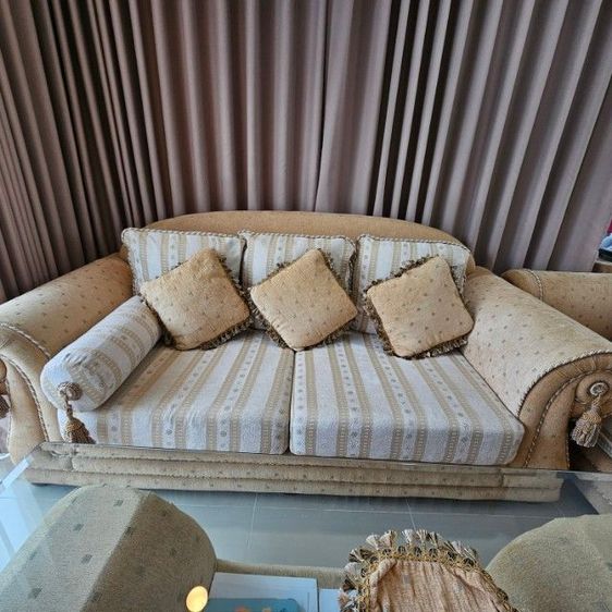 ขายด่วน โซฟาหลุยส์ ครบชุด 6 ที่นั่ง พร้อมโต๊ะกลางกระจกนิรภัย และสตูลวางของ