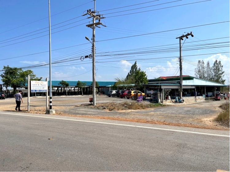 ที่ดินติดถนนพร้อมบ้านพักตากอากาศ