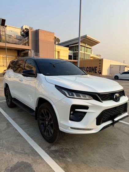รถ Toyota Fortuner 2.8 GR Sport Sport Black Top 4WD สี ขาว