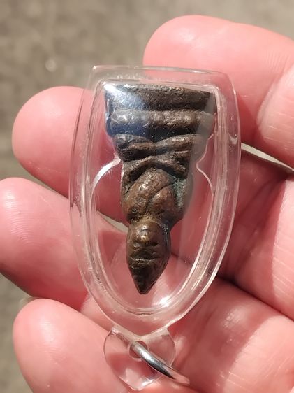 พระชัยวัฒน์ หลวงปู่บุญ วัดกลางบางแก้ว จ.นครปฐม พิมพ์ขัดสมาธิเพชร ฐานบัวชั้นเดียว เนื้อทองผสม ประมาณปี 2443 เนื้อโลหะเก่า แห้ง เหี่ยว ยุบ ย่น รูปที่ 5