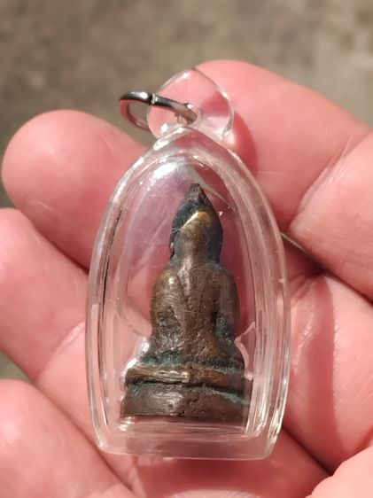 พระชัยวัฒน์ หลวงปู่บุญ วัดกลางบางแก้ว จ.นครปฐม พิมพ์ขัดสมาธิเพชร ฐานบัวชั้นเดียว เนื้อทองผสม ประมาณปี 2443 เนื้อโลหะเก่า แห้ง เหี่ยว ยุบ ย่น รูปที่ 2