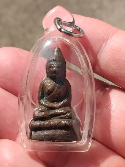 พระชัยวัฒน์ หลวงปู่บุญ วัดกลางบางแก้ว จ.นครปฐม พิมพ์ขัดสมาธิเพชร ฐานบัวชั้นเดียว เนื้อทองผสม ประมาณปี 2443 เนื้อโลหะเก่า แห้ง เหี่ยว ยุบ ย่น