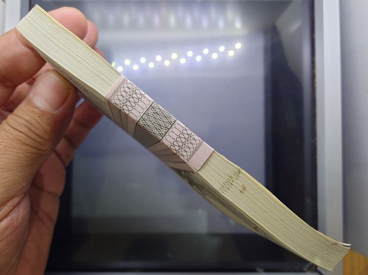 ธนบัตรยกแหนบ 100 ใบ เรียงเลข ธนบัตร 20 บาท แบบ 12 ยุครัชกาลที่ 9 ปี พ.ศ.2524 ไม่ผ่านใช้ สภาพสวย รูปที่ 4