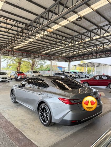 Toyota Camry 2025 2.5 HEV Premium Luxury Sedan ไฮบริด ไม่ติดแก๊ส เกียร์อัตโนมัติ เทา รูปที่ 2