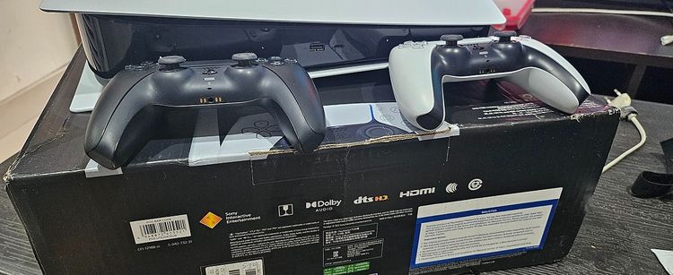 PS5 2 controllers รูปที่ 2