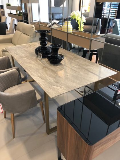 เซ็ตโต๊ะอาหารและตู้ชั้นวางของ ราคาปกติ 57,500 บาท หรูหราด้วยท็อปไม้มิเนตลายหินอ่อน ขาทองเหลือง ของใหม่ เข้าเซ็ต รูปที่ 3