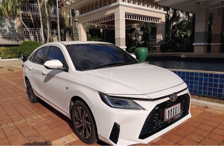 รถ Toyota Yaris ATIV 1.2 E สี ขาว