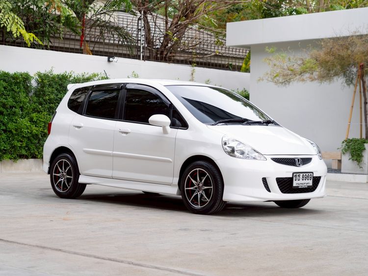 รถ Honda Jazz 1.5 V สี ขาว
