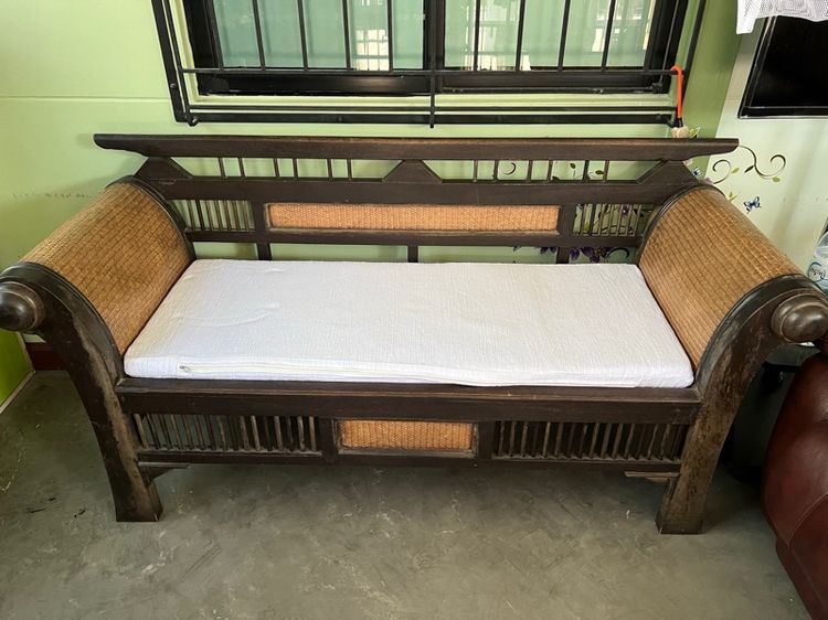 ม้านั่งไม้เก่า 