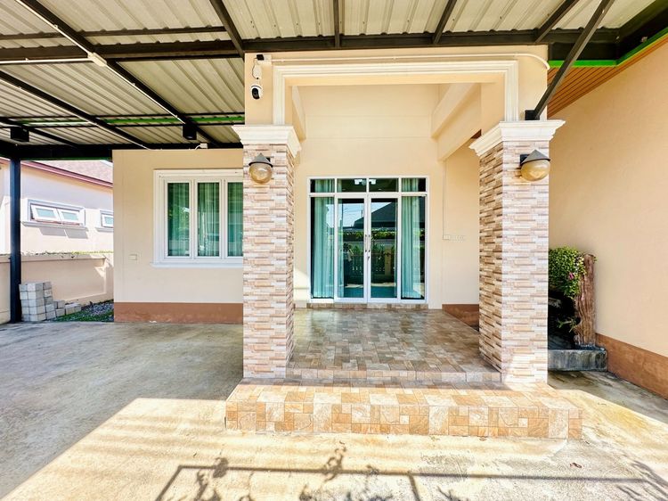 มีบางส่วน บ้านเดี่ยวชั้นเดียว (Private Zone) หน้าบ้านไม่ชนกะใคร ถนนกว้างน่าอยู่ มีความเป็นส่วนตัวสูง ทำเลดีมาก ติดถนนเส้นหลัก รูปที่ 2