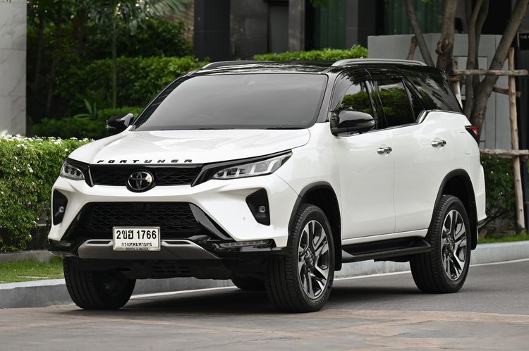 รถ Toyota Fortuner 2.8 Legender Black Top 4WD สี ขาว