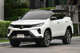 22,761 km Toyota Fortuner LEGENDER 2.8 4WD หลังคาดำ Black Top รถบ้านมือเดียวใช้งานน้อยสภาพดีเยี่ยม