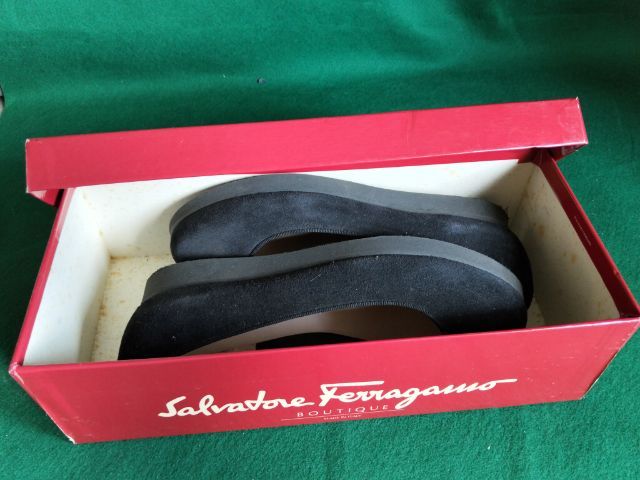 ขอขายรองเท้าหญิง slip on The' Suede calf แบรนด์ Salvatore ferragamo รุ่น Fruit made in Italy.แท้ไซส์ 5.5 วัดข้างในได้ 9นิ้ว. รูปที่ 3