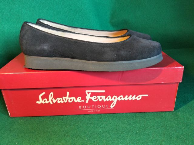 รองเท้าส้นเตารีด ดำ หนังแท้ UK 5.5 | EU 38 2/3 | US 7 อื่นๆ ขอขายรองเท้าหญิง slip on The' Suede calf แบรนด์ Salvatore ferragamo รุ่น Fruit made in Italy.แท้ไซส์ 5.5 วัดข้างในได้ 9นิ้ว.