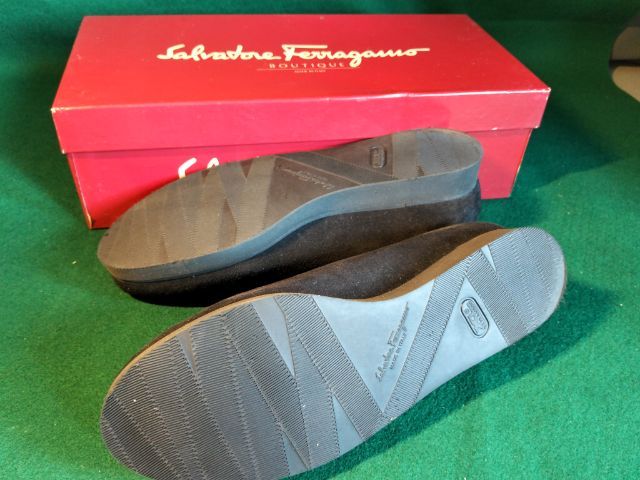 ขอขายรองเท้าหญิง slip on The' Suede calf แบรนด์ Salvatore ferragamo รุ่น Fruit made in Italy.แท้ไซส์ 5.5 วัดข้างในได้ 9นิ้ว. รูปที่ 6