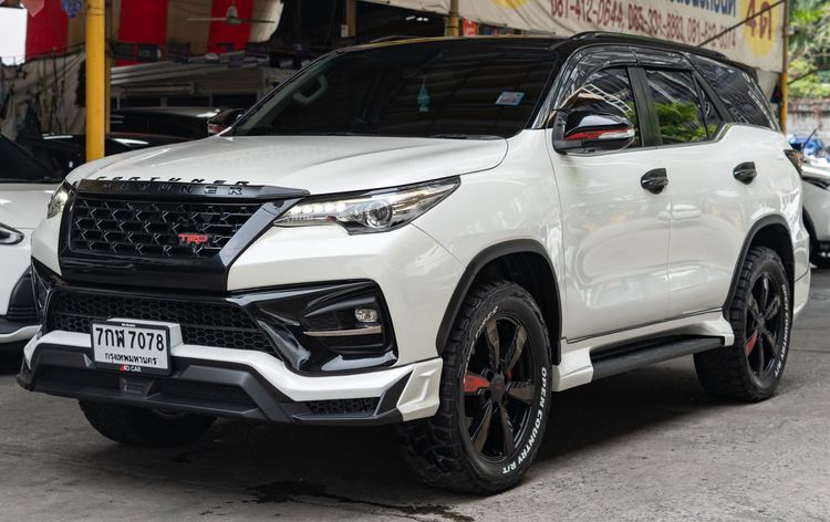 Toyota Fortuner 2016 2.8 V TRD Sportivo Black Top 4WD Utility-car ดีเซล ไม่ติดแก๊ส เกียร์อัตโนมัติ ขาว รูปที่ 2