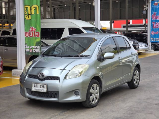 รถ Toyota Yaris 1.5 J สี เทา