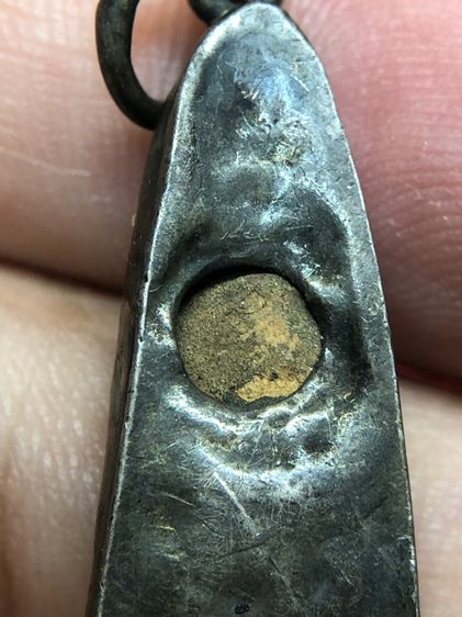 พระร่วงเปิดโลกเม็ดทองหลวงเนื้อดินเลี่ยมเงินโบราณ รูปที่ 7