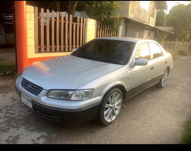 รถ Toyota Camry 2.2 SEG สี ขาว