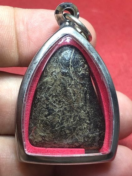 พระปิดตาเนื้อผงจุ่มรัก รูปที่ 2