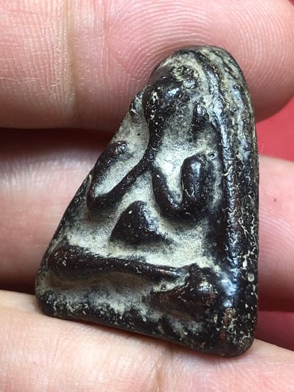 พระปิดตาเนื้อผงจุ่มรัก รูปที่ 4