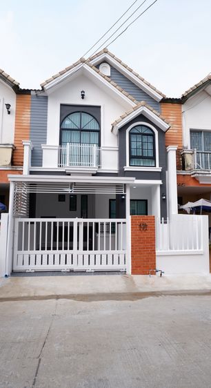  ทาวน์เฮ้าส์ทำเลทอง 