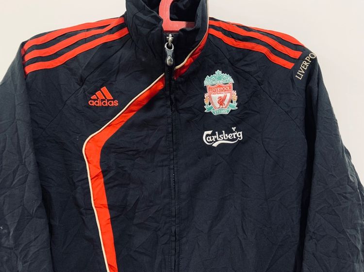 เสื้อเจ็คเก็ต Liverpool แท้ 💯 size วัดจริงขนาด อก 20 ยาว 25.5 นิ้ว สภาพดี ดีเทลสวย ทรงสวย ผ้าร่มมีซับดีมาก หายากน่าสะสมครับ รูปที่ 2