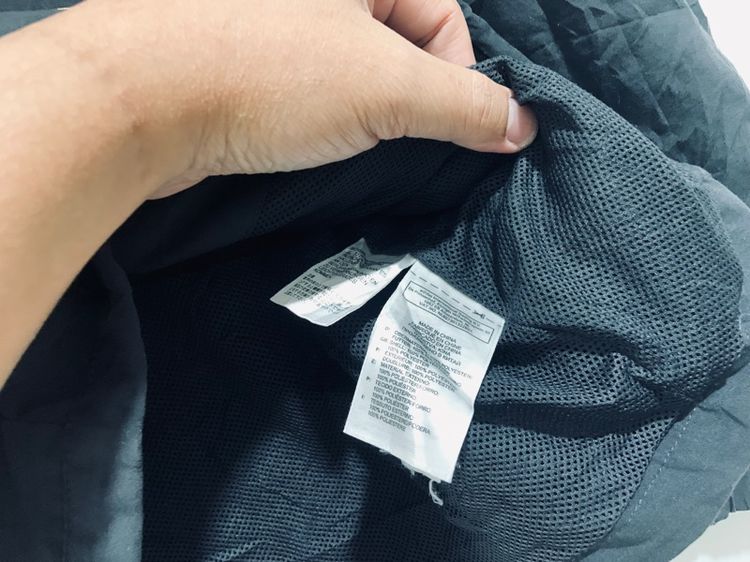 เสื้อเจ็คเก็ต Liverpool แท้ 💯 size วัดจริงขนาด อก 20 ยาว 25.5 นิ้ว สภาพดี ดีเทลสวย ทรงสวย ผ้าร่มมีซับดีมาก หายากน่าสะสมครับ รูปที่ 5