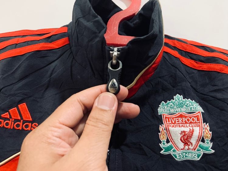 เสื้อเจ็คเก็ต Liverpool แท้ 💯 size วัดจริงขนาด อก 20 ยาว 25.5 นิ้ว สภาพดี ดีเทลสวย ทรงสวย ผ้าร่มมีซับดีมาก หายากน่าสะสมครับ รูปที่ 6
