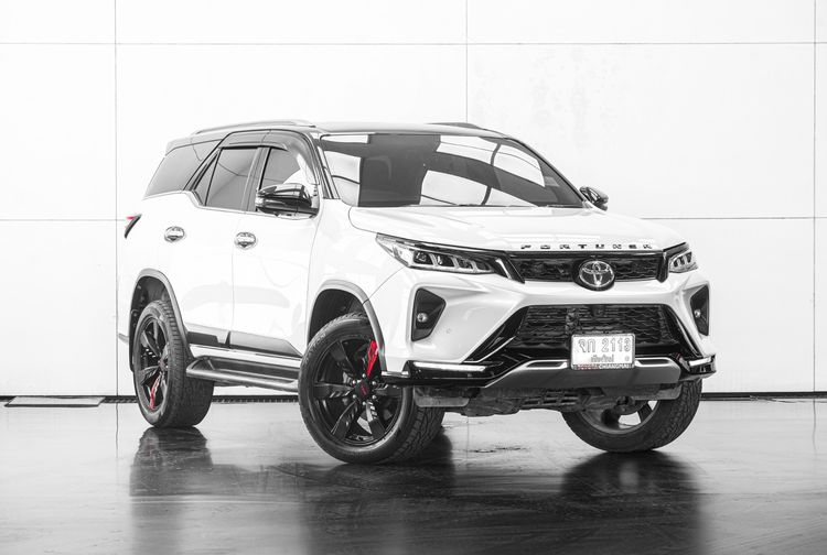 Toyota Fortuner 2021 2.4 Legender Black Top 4WD Utility-car ดีเซล ไม่ติดแก๊ส เกียร์อัตโนมัติ ขาว