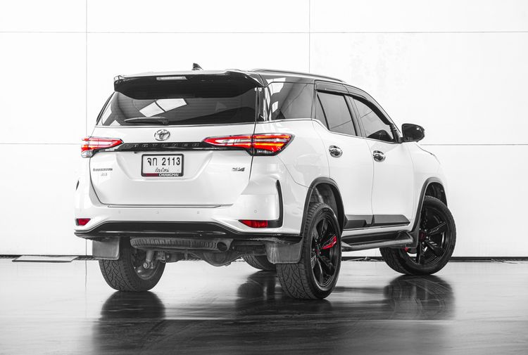 Toyota Fortuner 2021 2.4 Legender Black Top 4WD Utility-car ดีเซล ไม่ติดแก๊ส เกียร์อัตโนมัติ ขาว รูปที่ 4