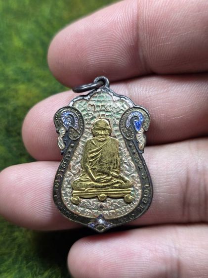 พระเหรียญหลวงปู่เอี่ยมหน้ากากสีทองเก่าๆ