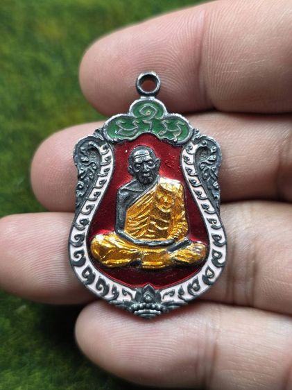 พระเหรียญหลวงปู่ทิมวัดละหารไร่เนื้อสีเงินเก่าๆ