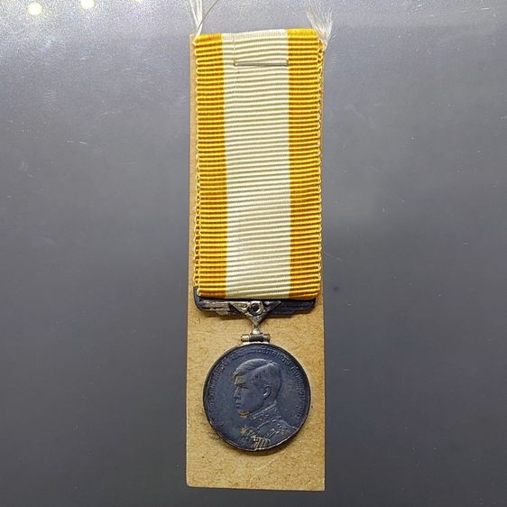 เหรียญที่ระลึกประดับแพรแถบ (แบบย่อ) ที่ระลึกพระราชพิธีสถาปนาสมเด็จพระบรมโอรสาธิราช ปี2515 แพรเดิมๆ พบเจอได้ ค่อนข้างน้อย รูปที่ 3