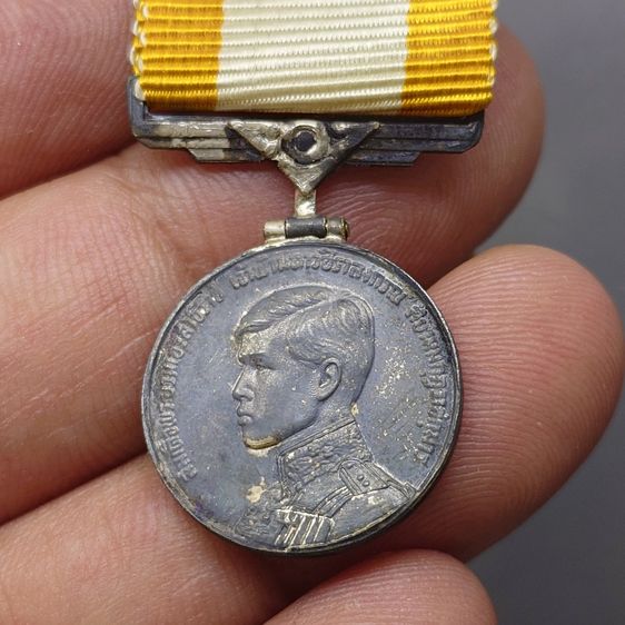 เหรียญที่ระลึกประดับแพรแถบ (แบบย่อ) ที่ระลึกพระราชพิธีสถาปนาสมเด็จพระบรมโอรสาธิราช ปี2515 แพรเดิมๆ พบเจอได้ ค่อนข้างน้อย รูปที่ 5