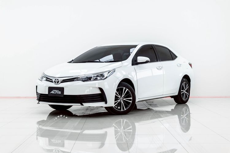 รถ Toyota Altis 1.8 E สี ขาว