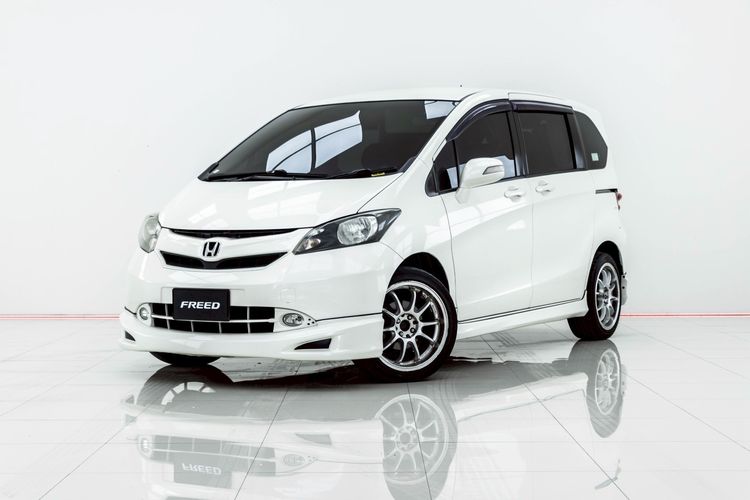 รถ Honda Freed 1.5 E สี ขาว