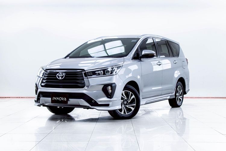 รถ Toyota Innova 2.8 Crysta สี เทา