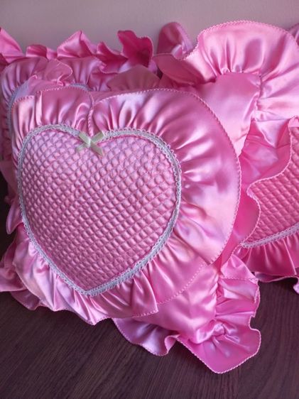 ขาย 3 ใบ หมอนอิง หมอนหัวใจ หมอนงานแต่ง สีชมพู  หมอนสี่เหลี่ยม หมอนผ้า สวยมาก สนใจติดต่อ 0814253207 รูปที่ 3