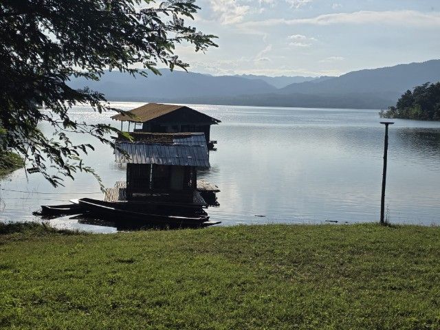 กิจการแพพักติดอ่างเก็บน้ำศรีสวัสดิ์