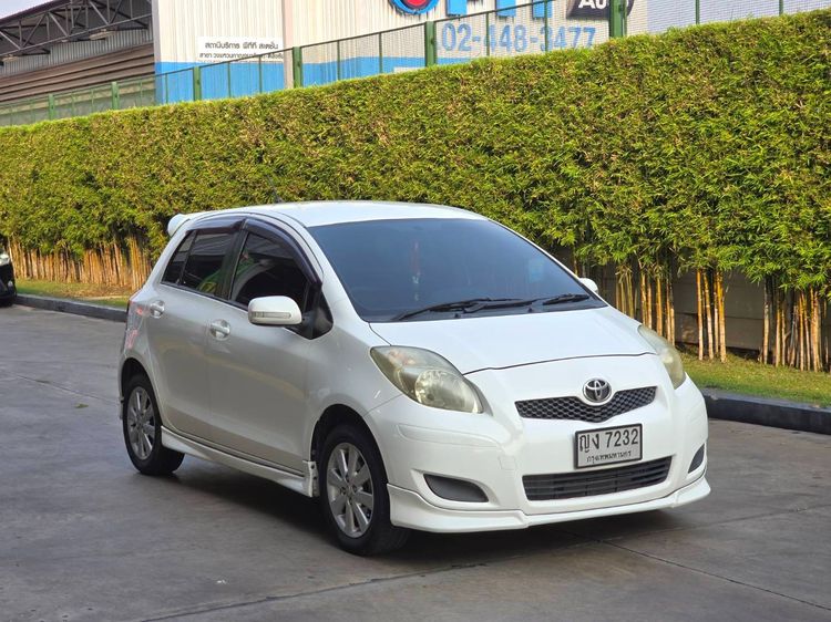 รถ Toyota Yaris 1.5 E สี ขาว