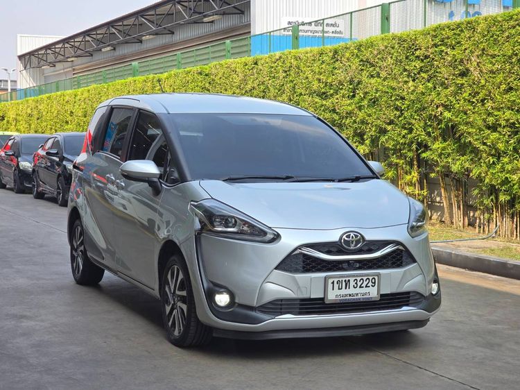 รถ Toyota Sienta 1.5 V สี บรอนซ์เงิน